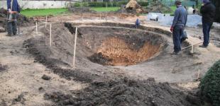 Zahradní jezírka: Stavba jezírka Železná - stav po dvou dnech hrubých výkopů